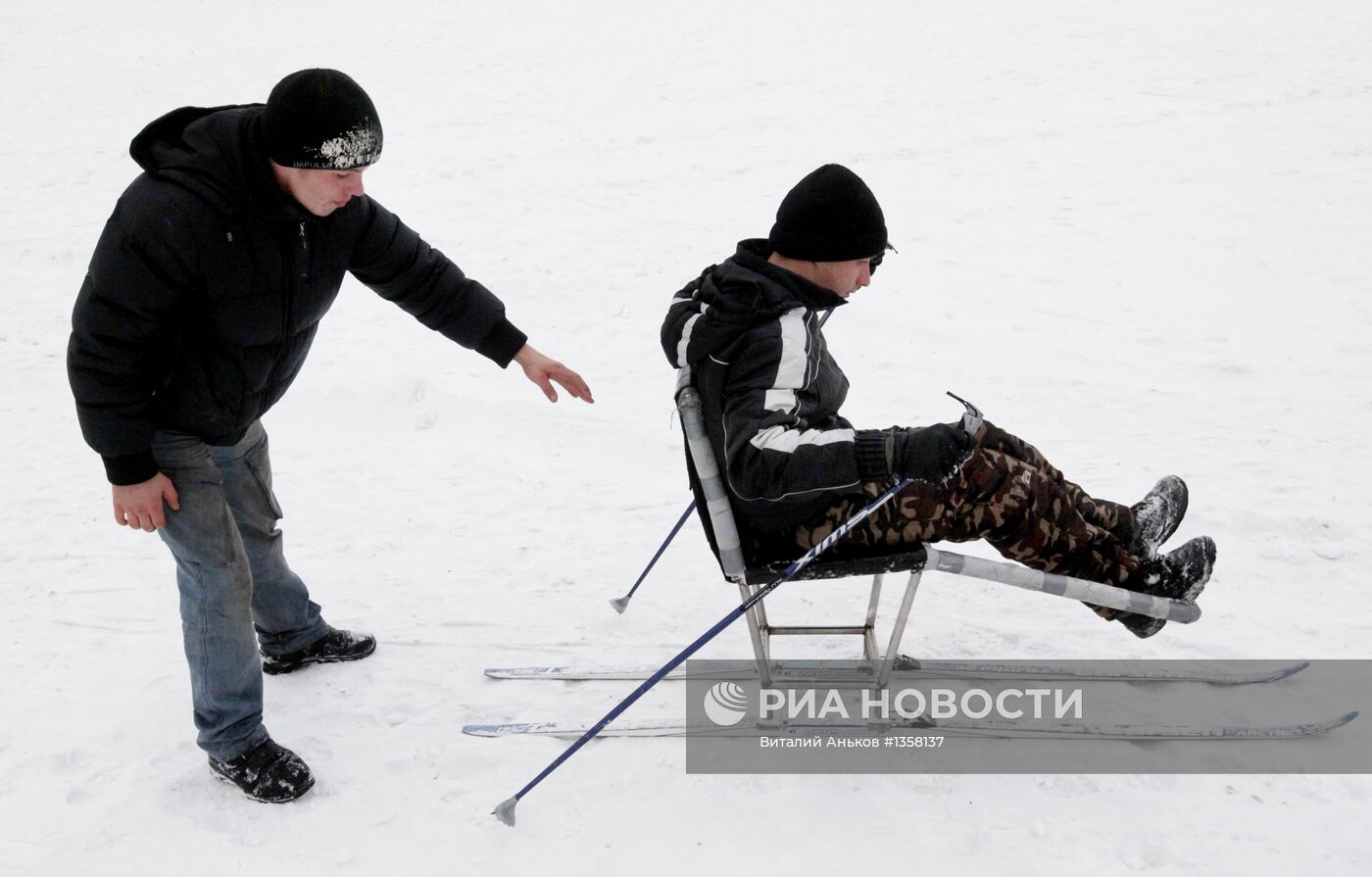 Люди с ограниченными возможностями тренируются на лыжных бобах