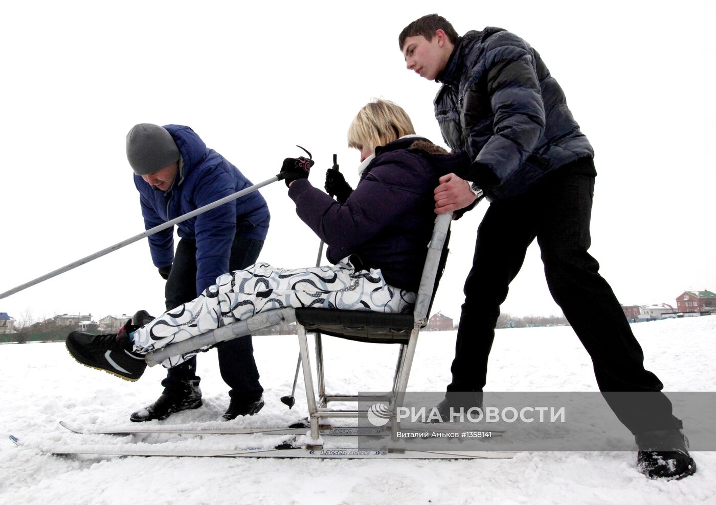 Люди с ограниченными возможностями тренируются на лыжных бобах