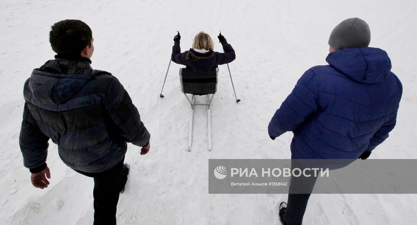 Люди с ограниченными возможностями тренируются на лыжных бобах