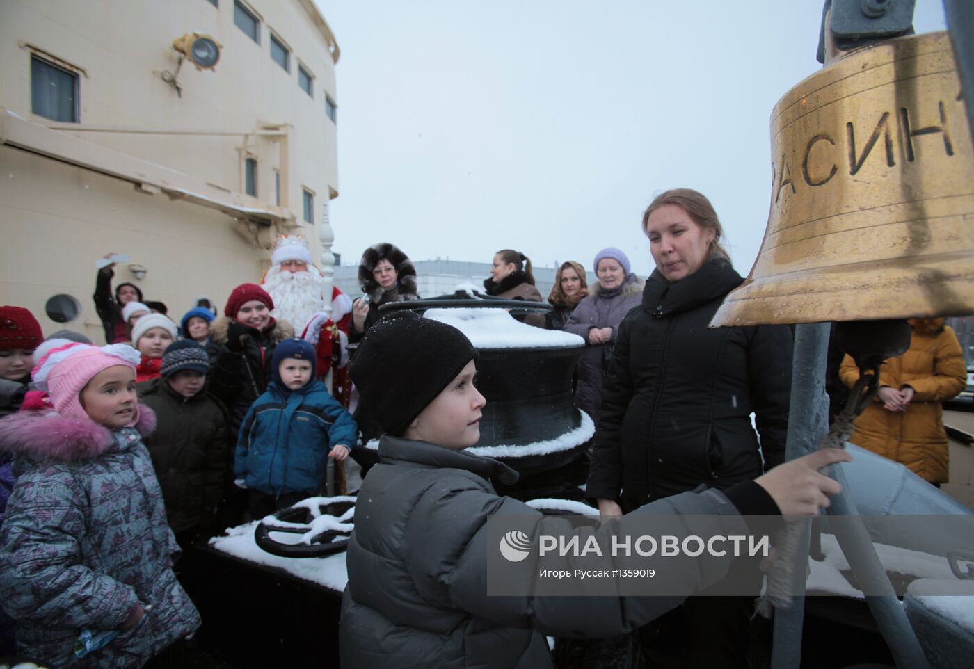 Дед Мороз открыл благотворительный "Музей варежки"
