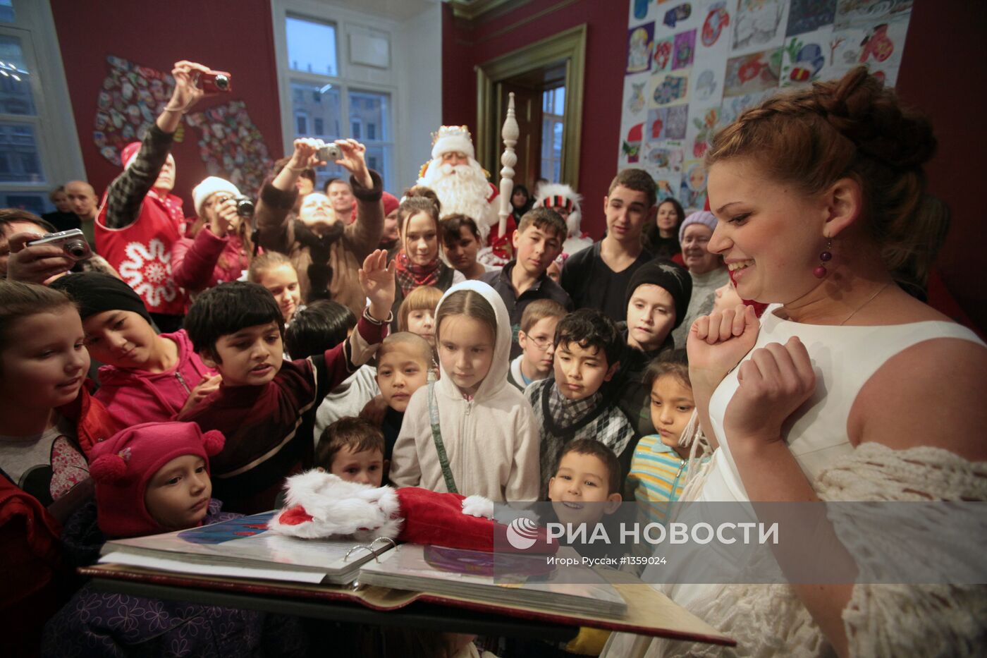 Дед Мороз открыл благотворительный "Музей варежки"