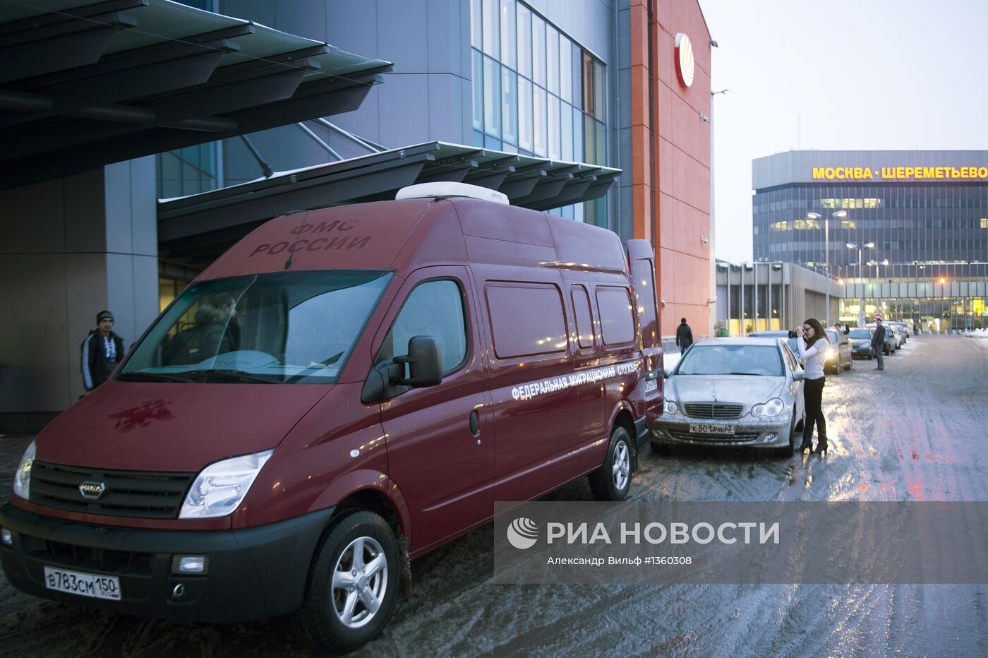 Проверка документов сотрудниками ФМС в аэропорту Шереметьево
