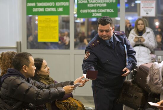 Проверка документов сотрудниками ФМС в аэропорту Шереметьево