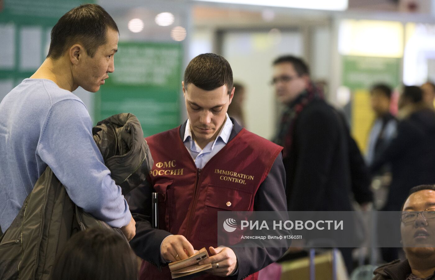 Проверка документов сотрудниками ФМС в аэропорту Шереметьево