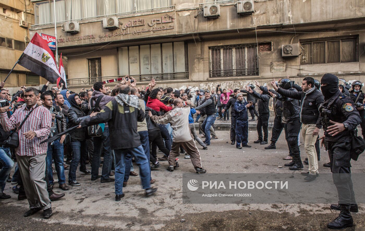 Столкновения митингующих и полиции в Каире