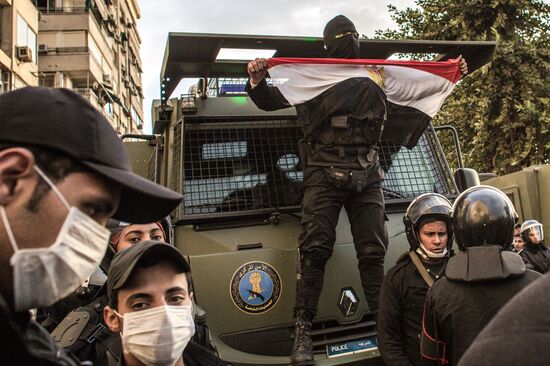 Столкновения митингующих и полиции в Каире