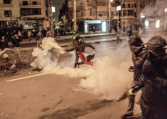 Столкновения митингующих и полиции у президентского дворца