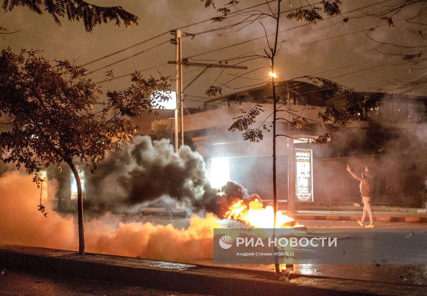 Столкновения митингующих и полиции у президентского дворца