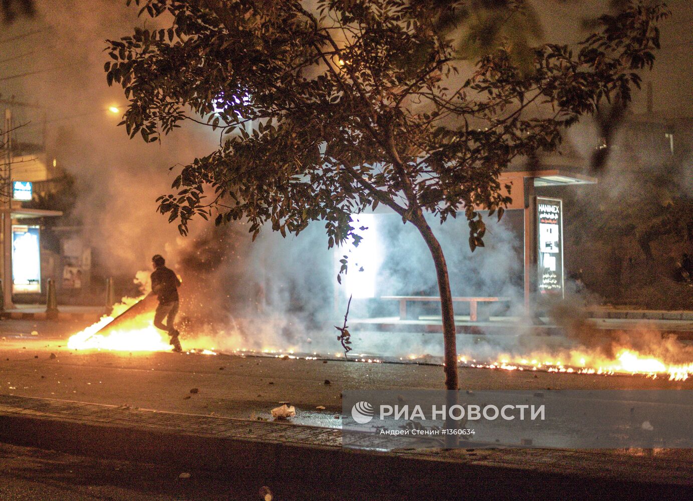 Столкновения митингующих и полиции у президентского дворца