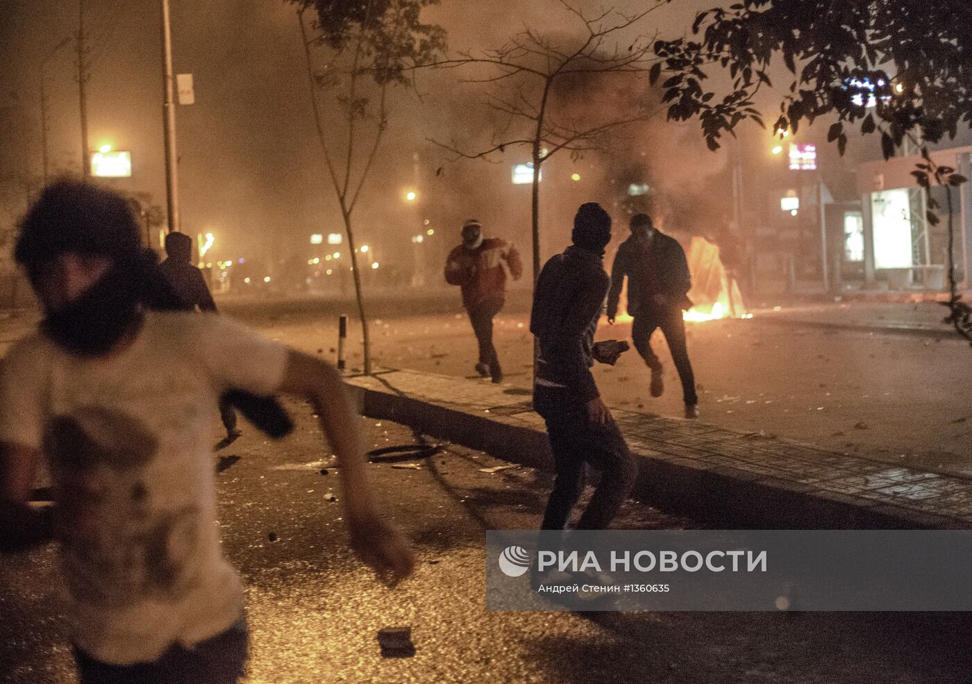 Столкновения митингующих и полиции у президентского дворца