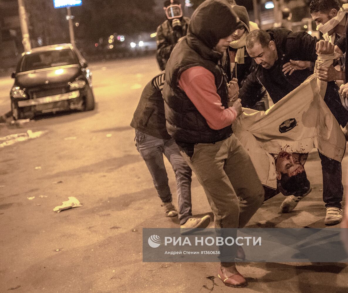 Столкновения митингующих и полиции у президентского дворца