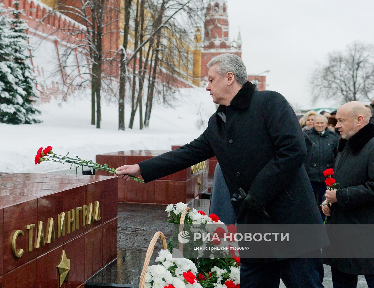 С.Собянин возложил цветы к Могиле Неизвестного Солдата