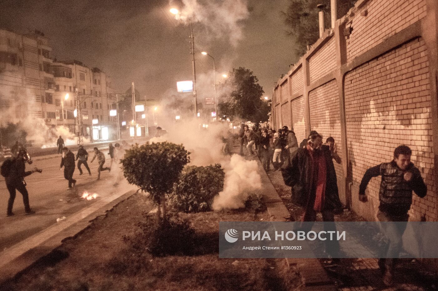 Столкновения митингующих и полиции у президентского дворца