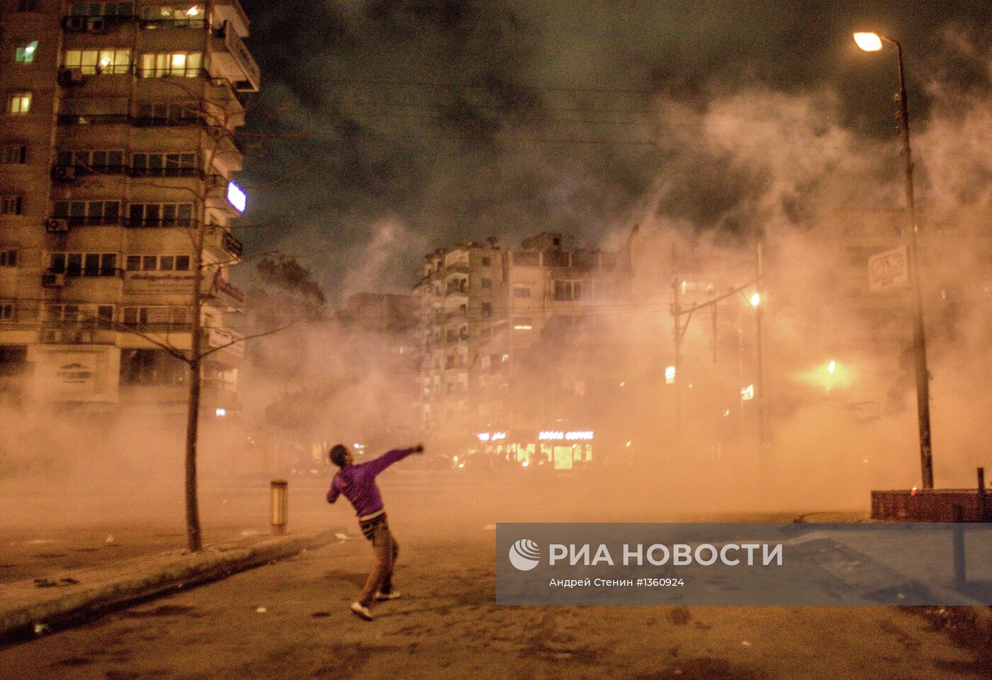 Столкновения митингующих и полиции у президентского дворца