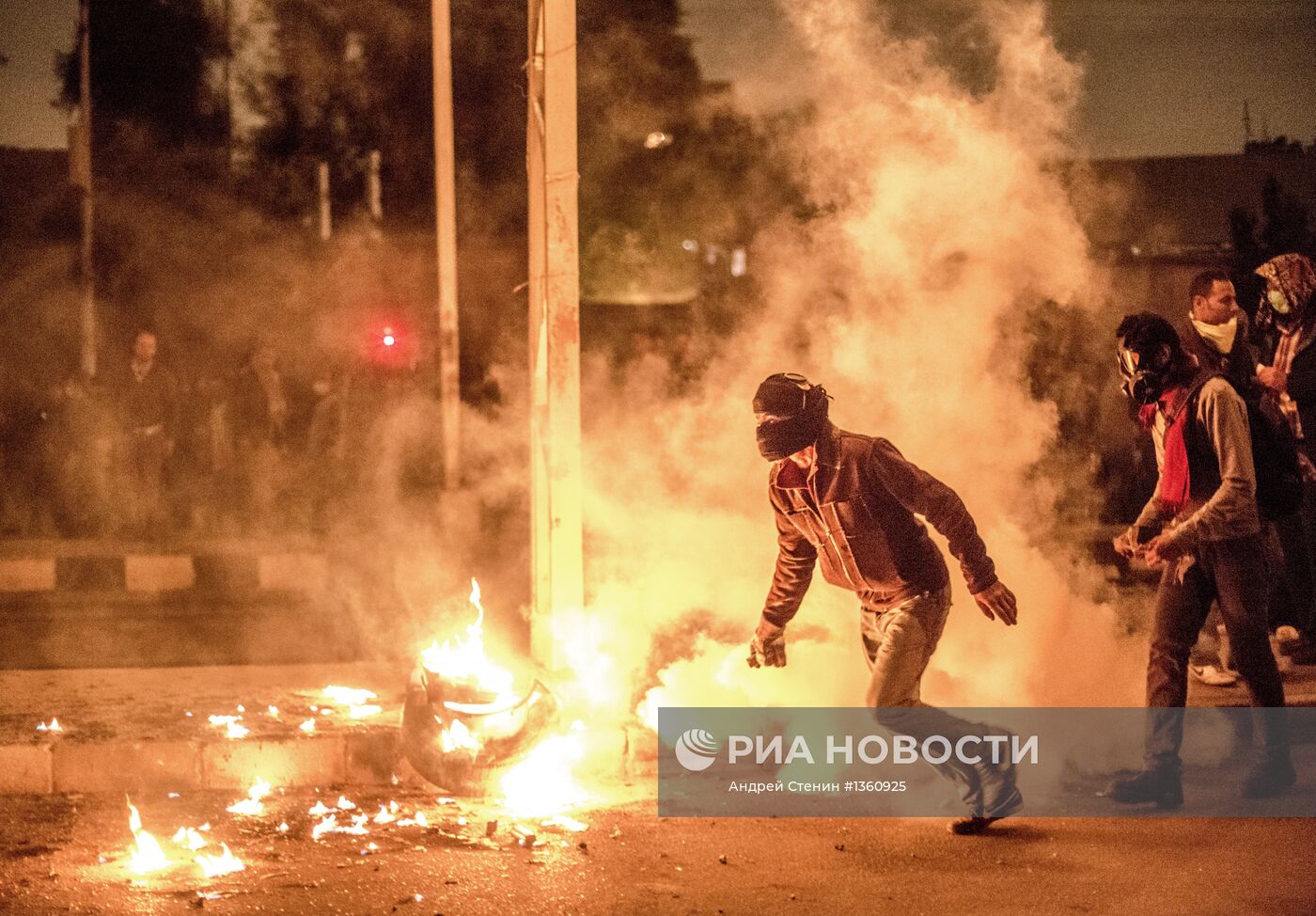 Столкновения митингующих и полиции у президентского дворца