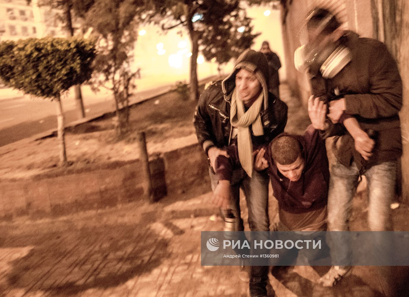 Столкновения митингующих и полиции у президентского дворца