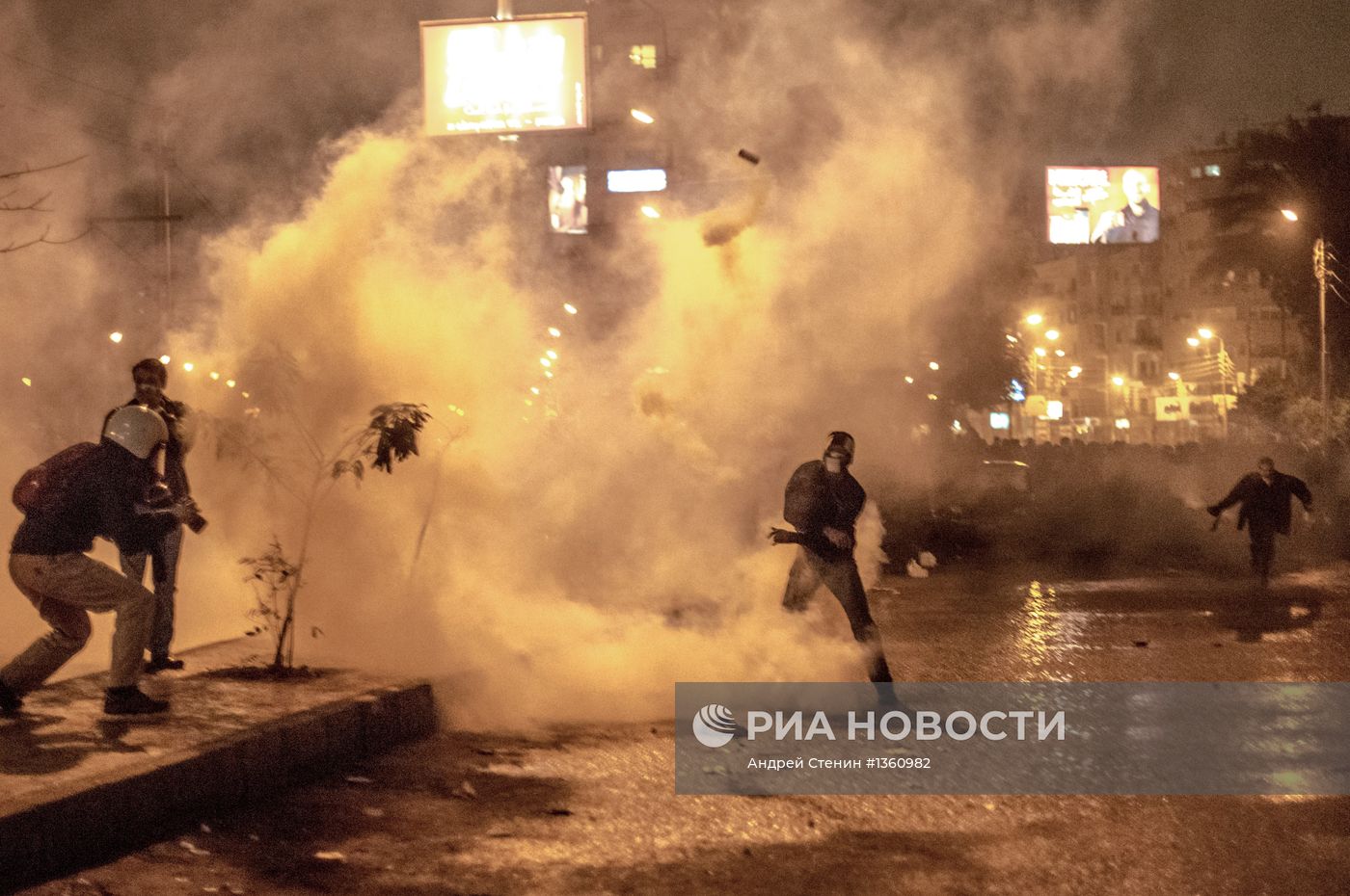 Столкновения митингующих и полиции у президентского дворца