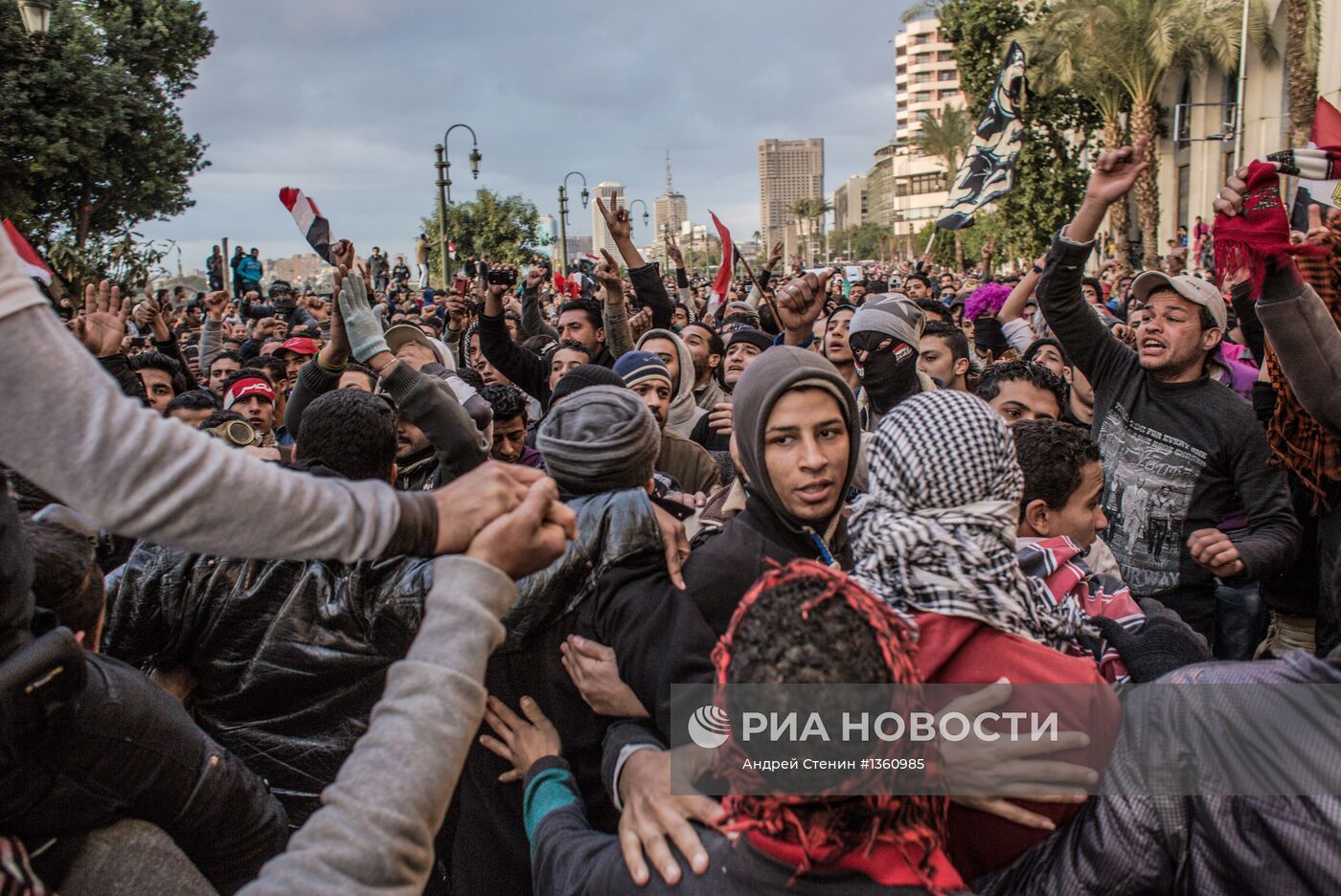 Столкновения митингующих и полиции в Каире