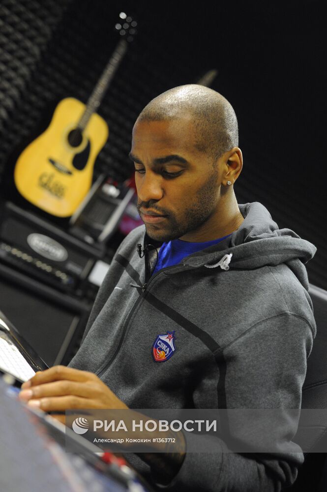 Баскетболист ПБК ЦСКА Аарон Джексон записал песню с Dino MC 47