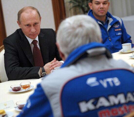В.Путин поздравил "КАМАЗ-Мастер" с победой на ралли "Дакар"