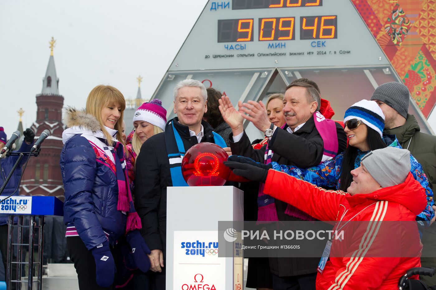 С.Собянин открывает олимпийские часы на Манежной площади