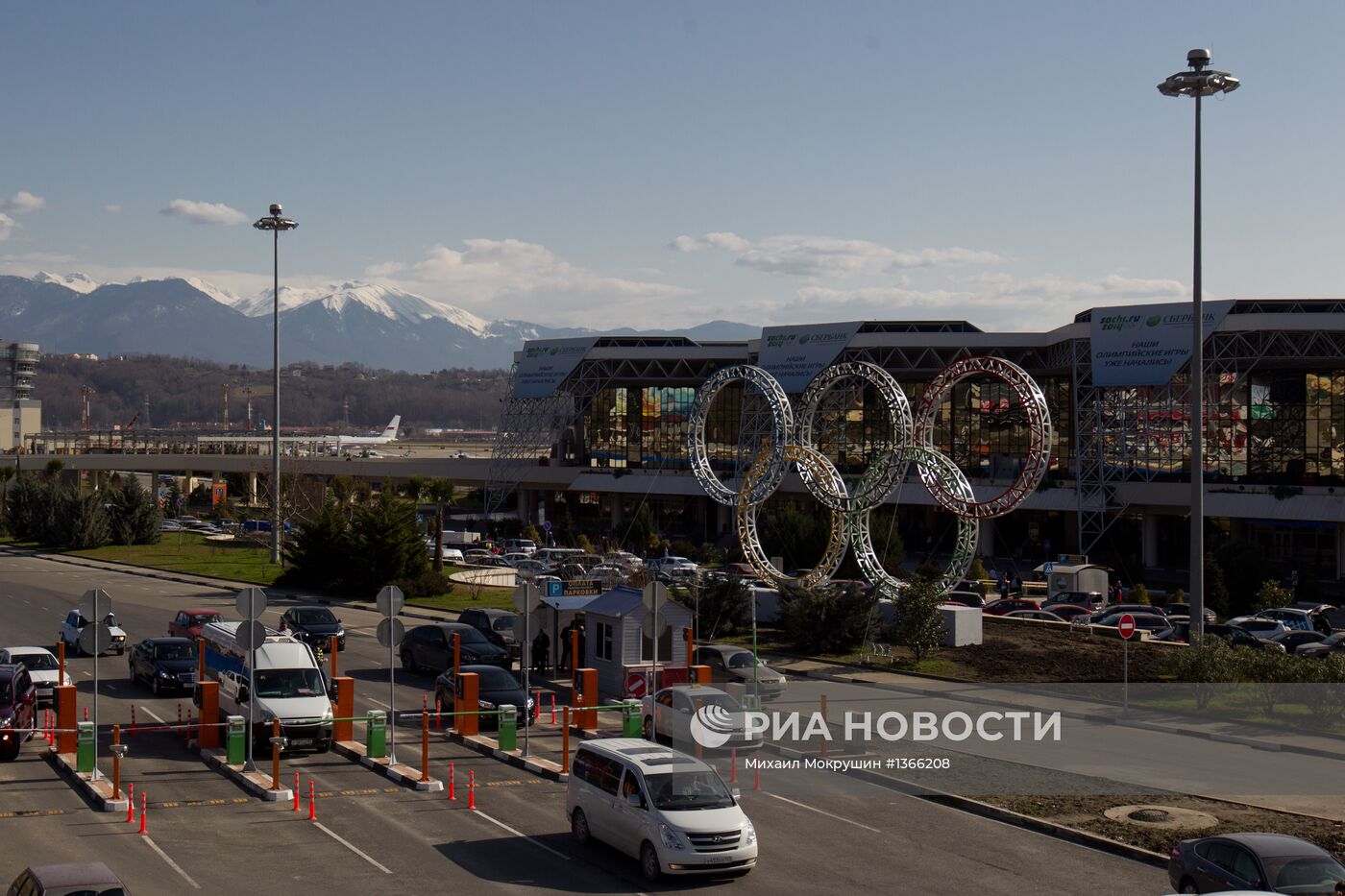 Олимпийские кольца у здания сочинского аэропорта
