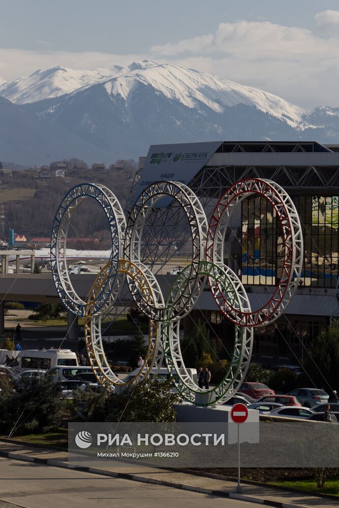 Олимпийские кольца у здания сочинского аэропорта