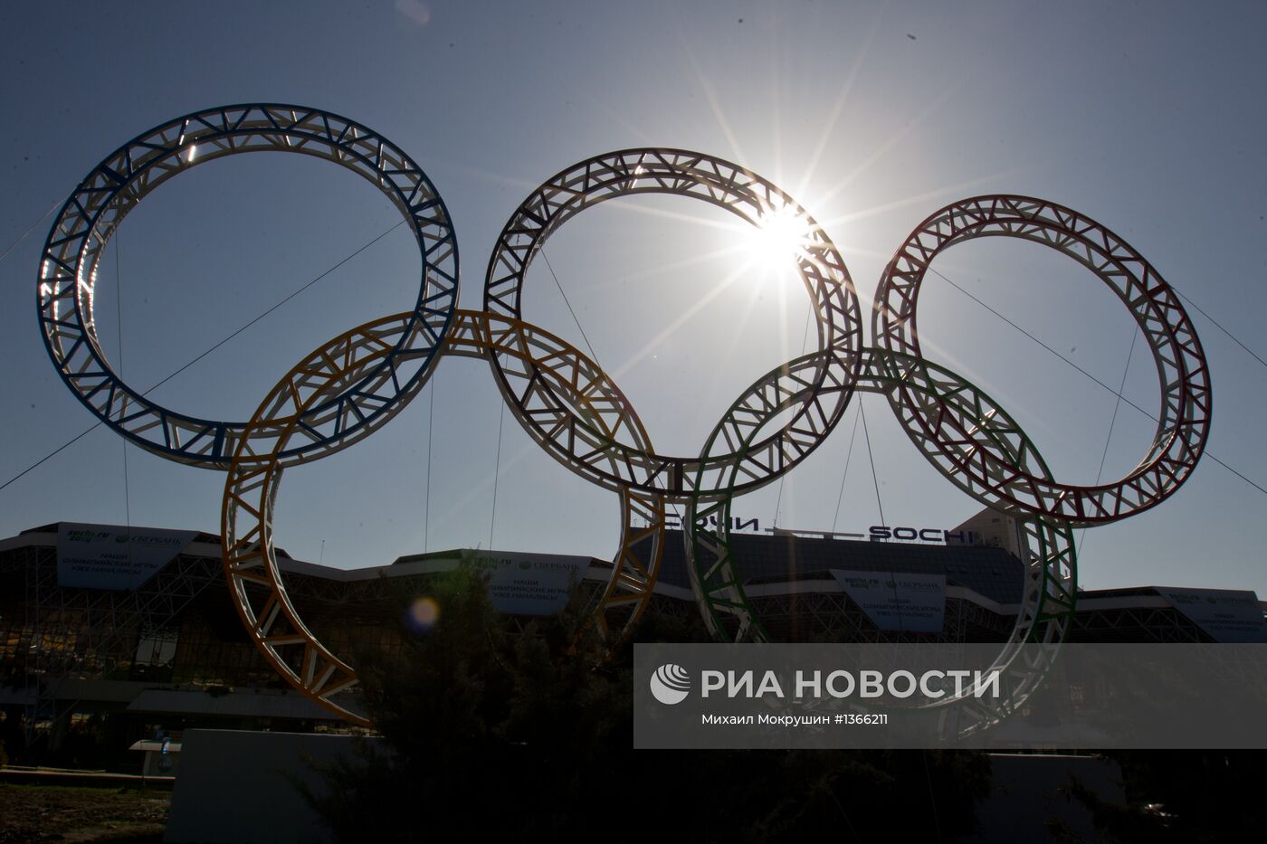 Олимпийские кольца у здания сочинского аэропорта