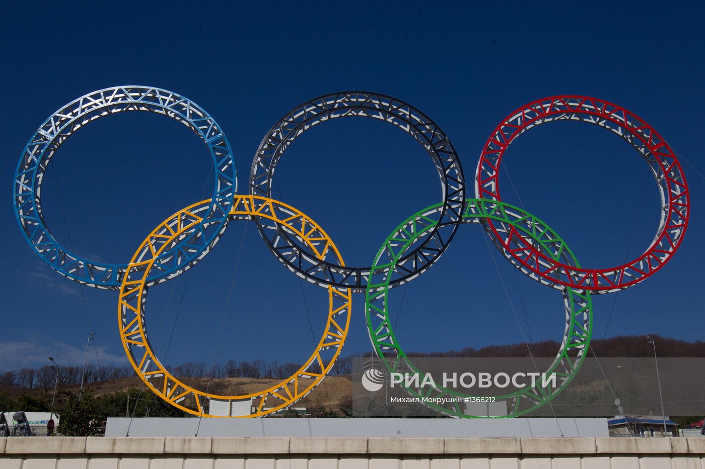 Олимпийские кольца у здания сочинского аэропорта