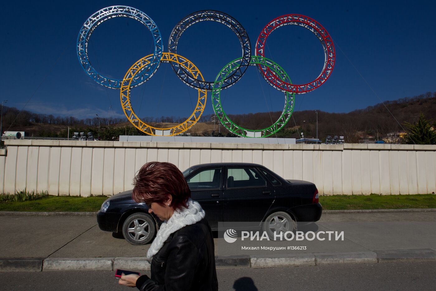 Олимпийские кольца у здания сочинского аэропорта