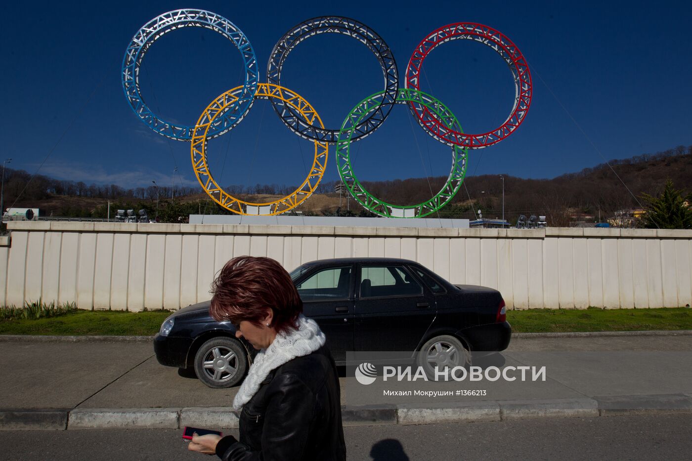 Олимпийские кольца у здания сочинского аэропорта