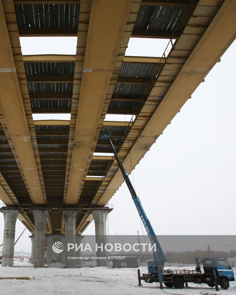 Строительство моста через реку Объ в Новосибирске