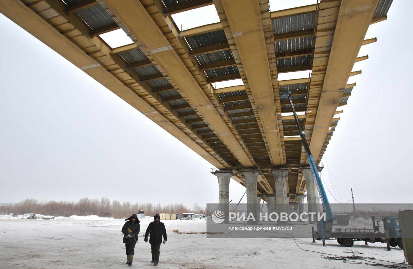 Строительство моста через реку Объ в Новосибирске