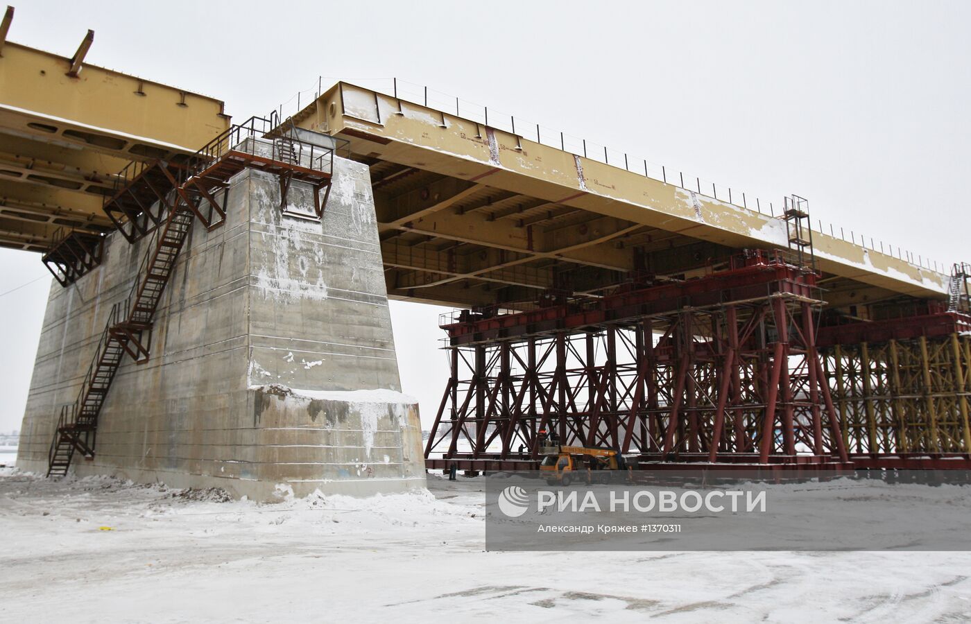 Строительство моста через реку Объ в Новосибирске