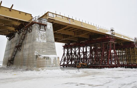 Строительство моста через реку Объ в Новосибирске
