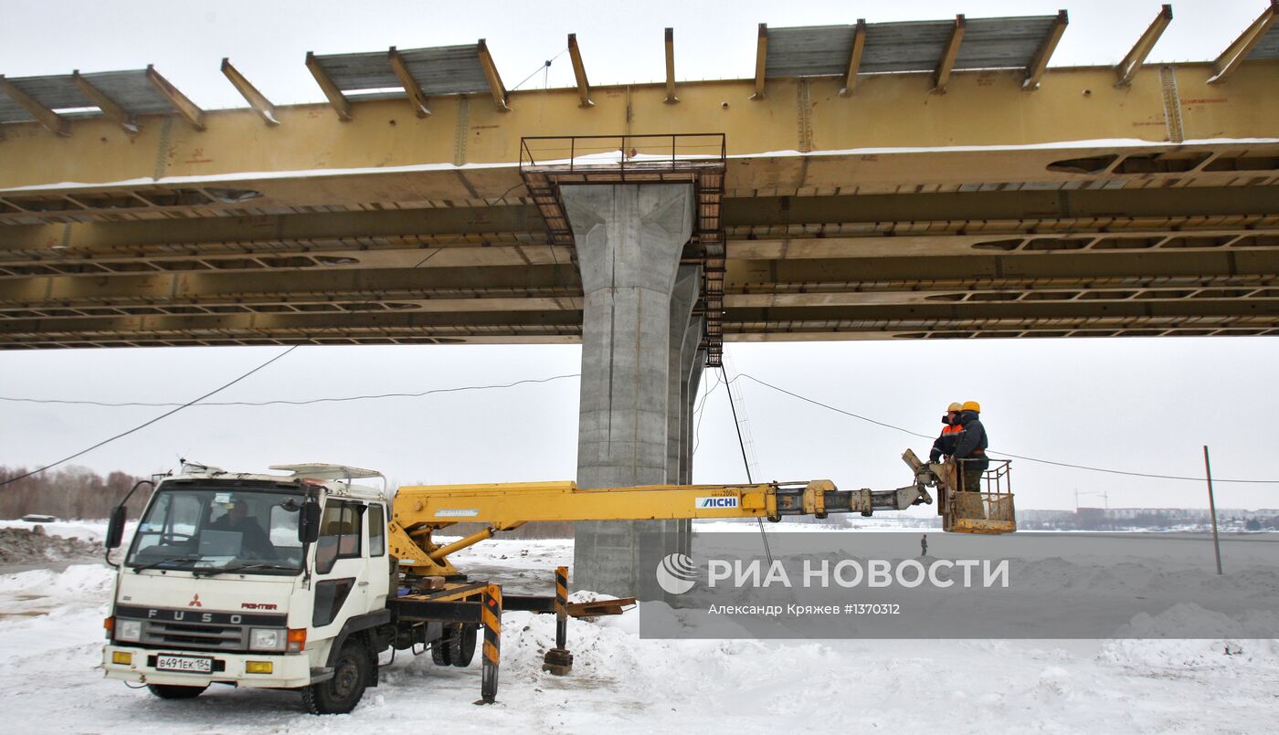 Строительство моста через реку Объ в Новосибирске
