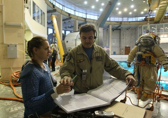 Тренировка космонавтов Елены Серовой и Александра Самокутяева