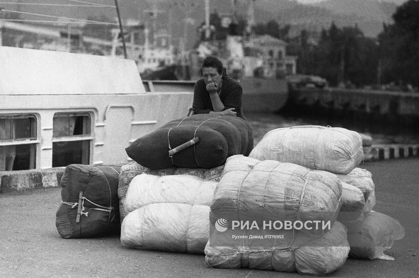 Беженцы из Абхазии в Батумском порту