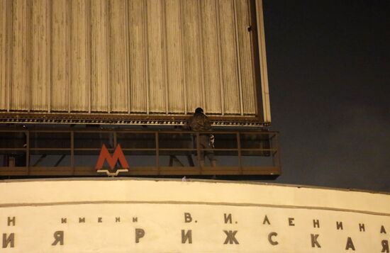 Демонтаж рекламных конструкций с крыши здания метрополитена
