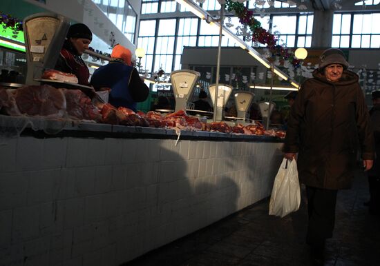 Работа сельскохозяйственного рынка в Великом Новгороде