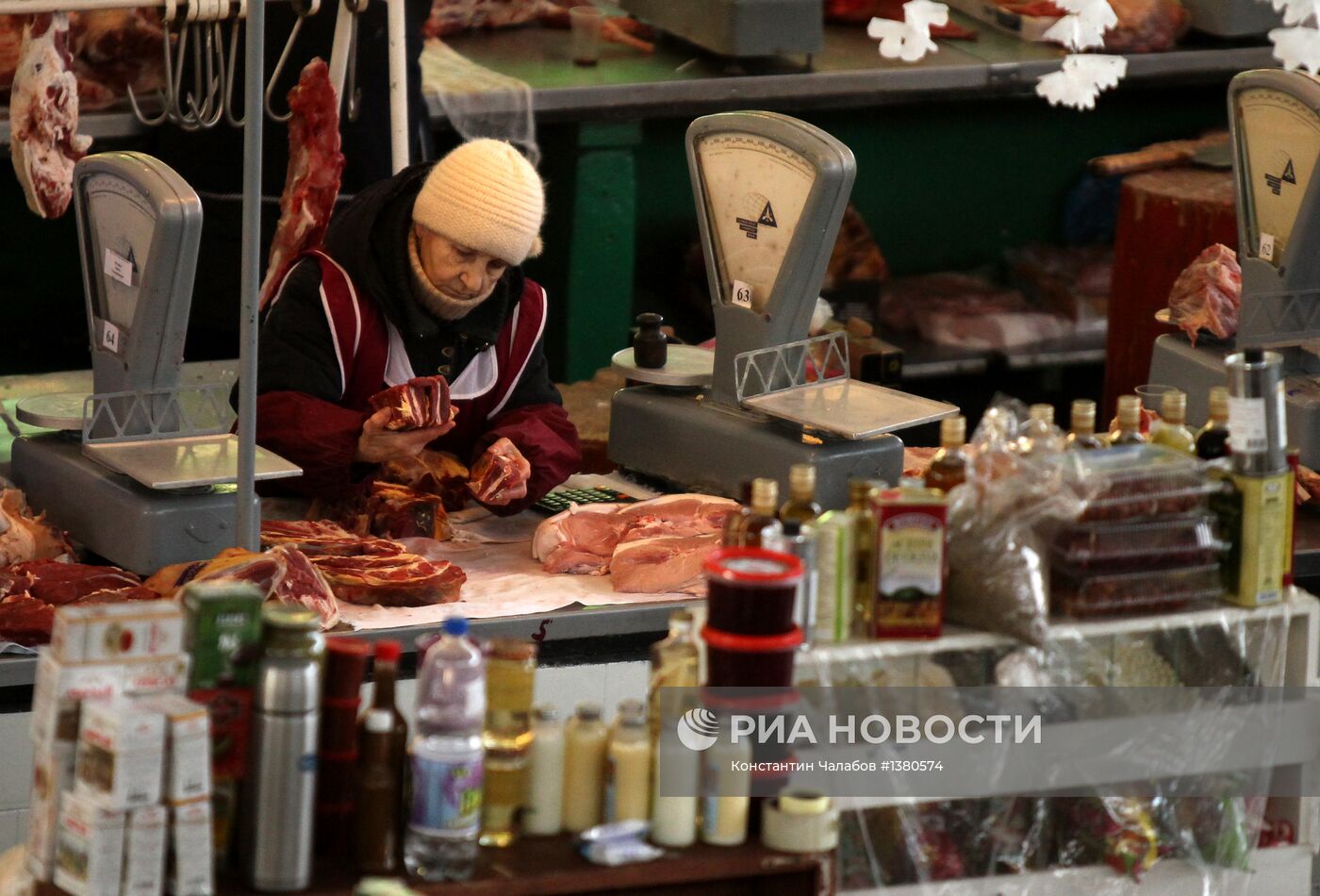 Работа сельскохозяйственного рынка в Великом Новгороде