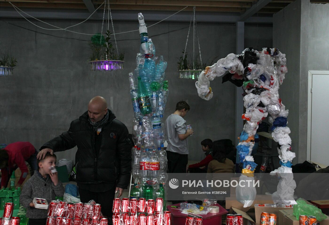 Акция по изготовлению арт-объектов из мусора в Москве
