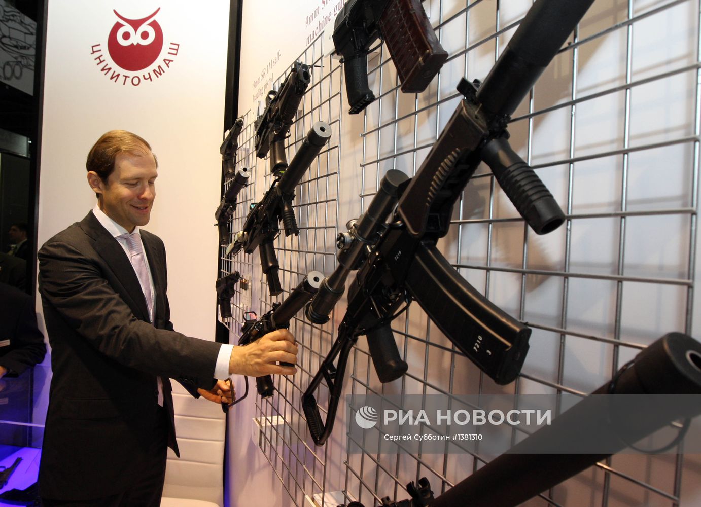 Д.Мантуров на выставке вооружений IDEX-2013 в ОАЭ