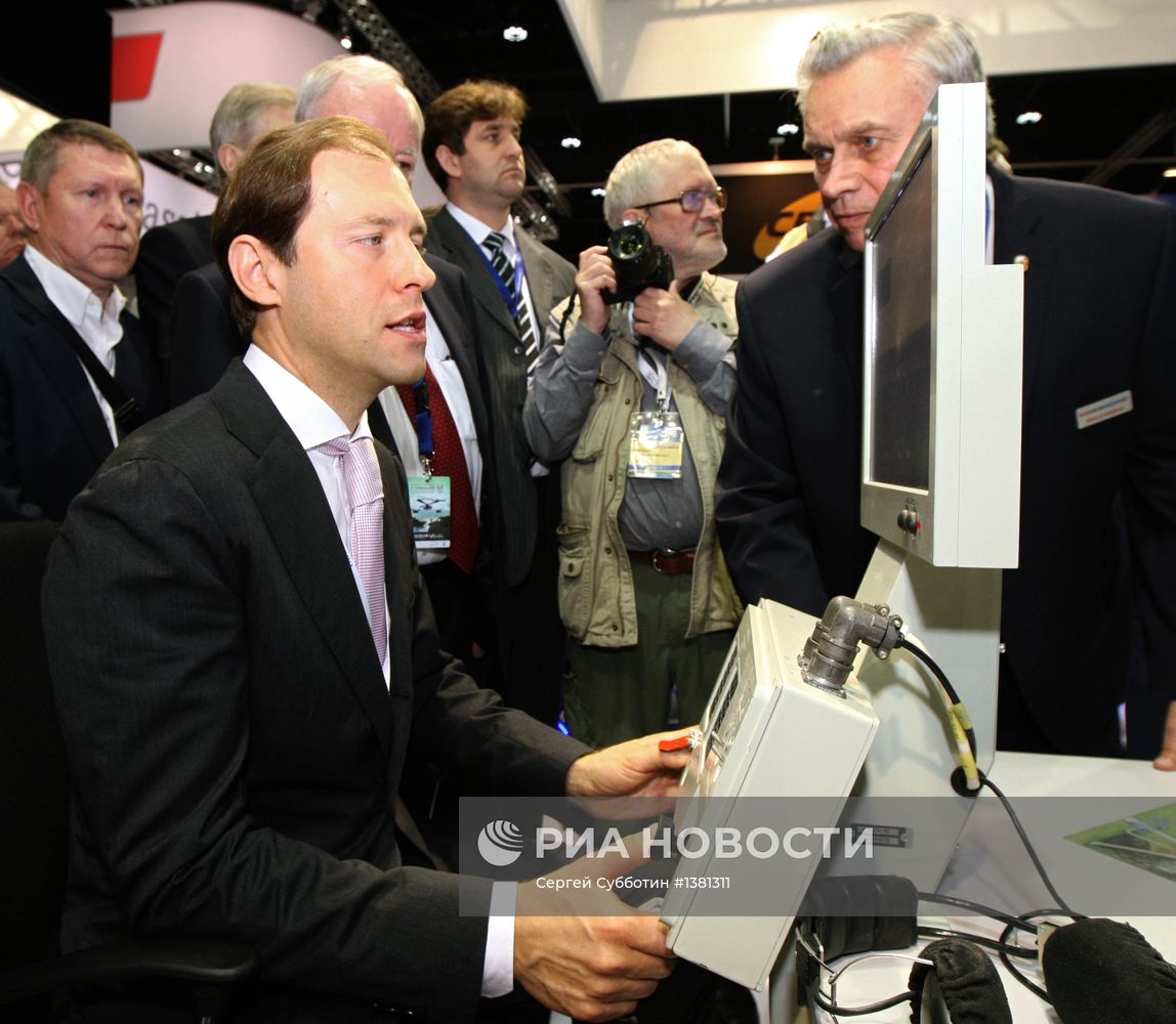 Д.Мантуров на выставке вооружений IDEX-2013 в ОАЭ