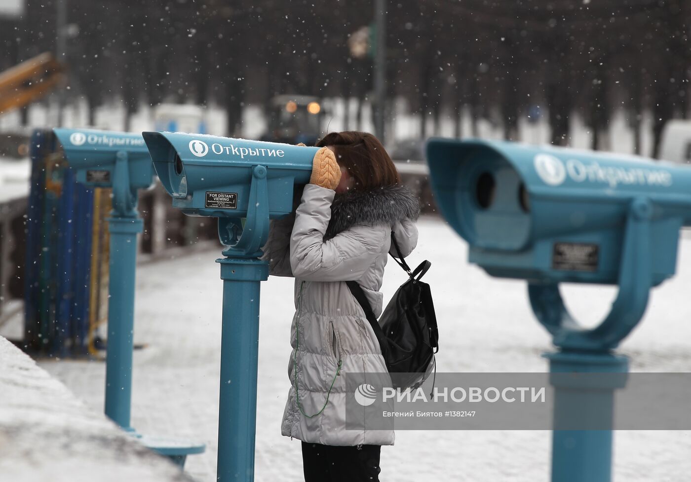 Стационарные бинокли установлены на Воробьевых горах в Москве