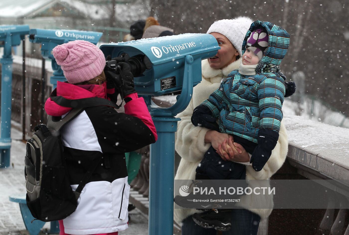 Стационарные бинокли установлены на Воробьевых горах в Москве