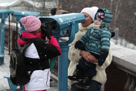 Стационарные бинокли установлены на Воробьевых горах в Москве