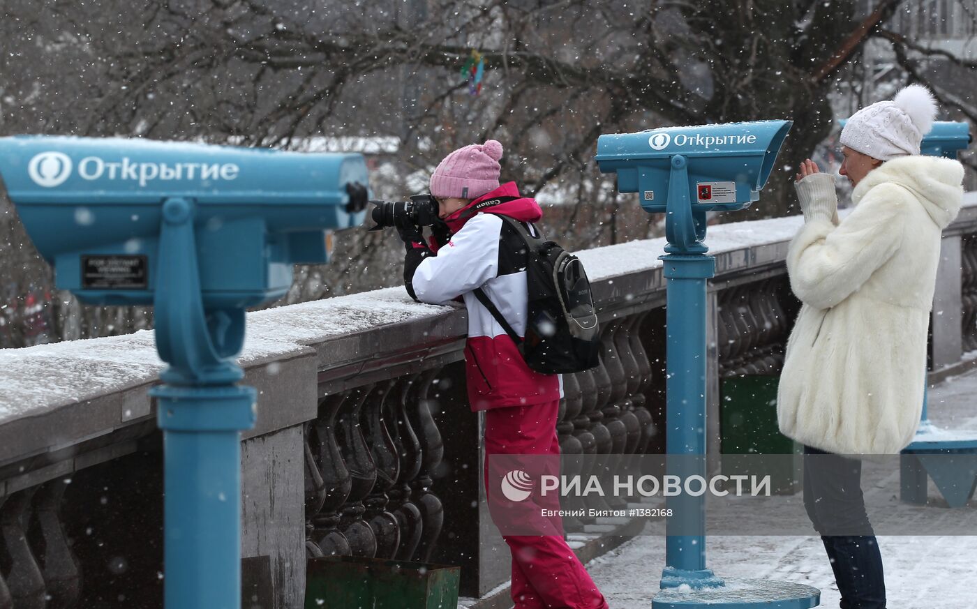 Стационарные бинокли установлены на Воробьевых горах в Москве