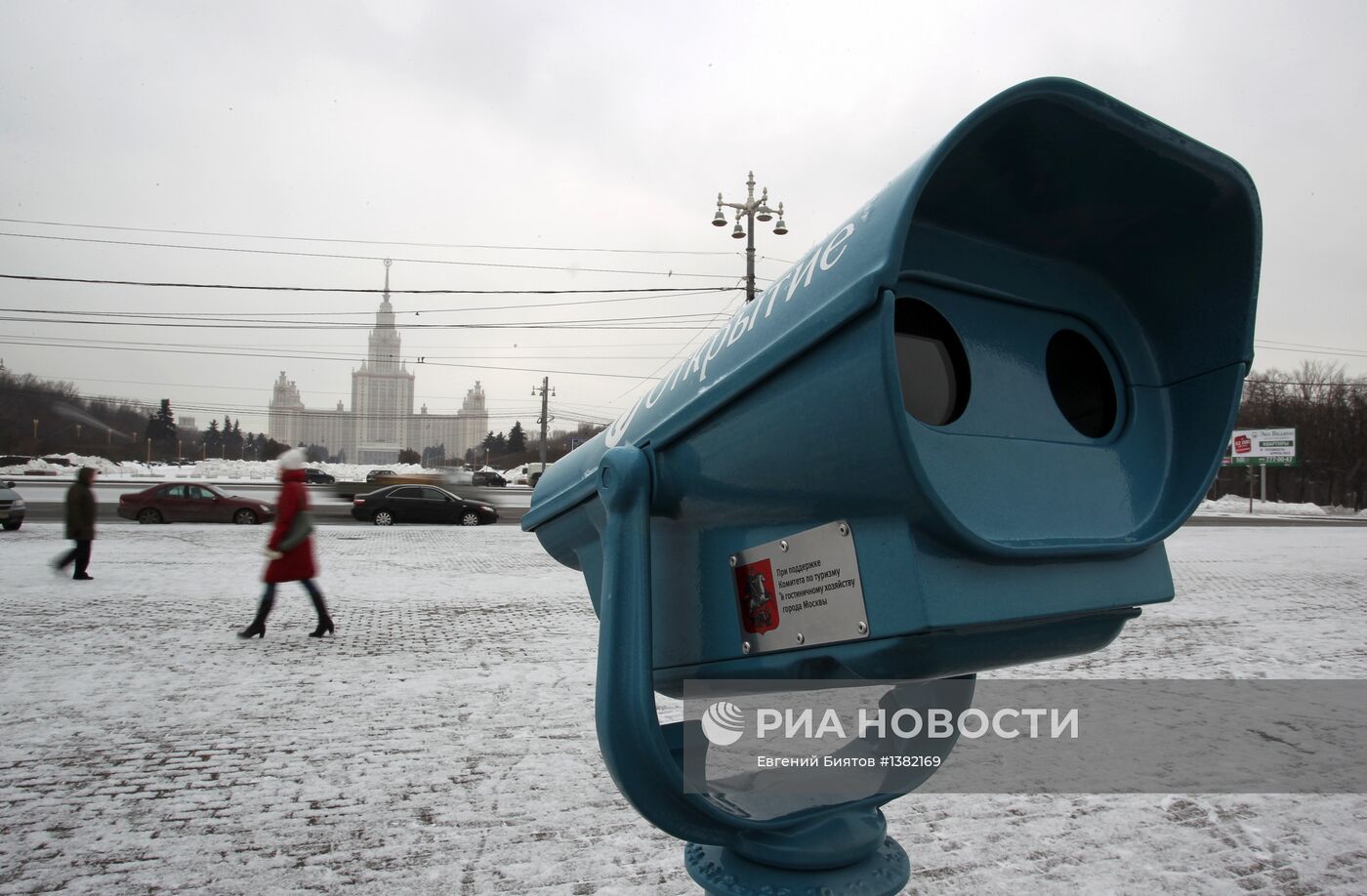 Стационарные бинокли установлены на Воробьевых горах в Москве