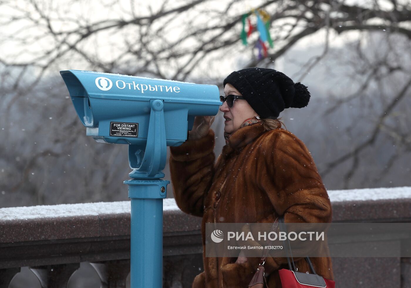 Стационарные бинокли установлены на Воробьевых горах в Москве